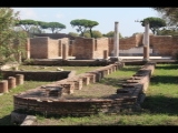 06489 ostia - regio iv - insula v - schola del traiano (iv,v,15) and domus (iv,v,16) - bli durch das peristylium ri sueden - hinten raum p.jpg